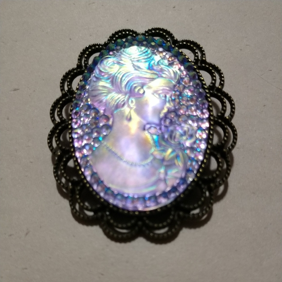 Beautiful! Vintage Bronze Tone Plastic Cameo of a Woman Brooch Pin - Picture 1 of 8